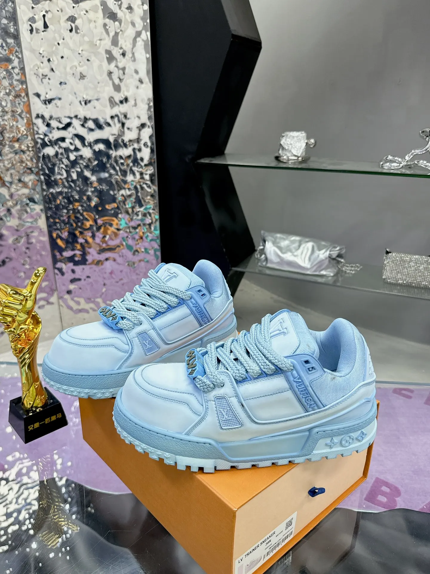 Men's shoes 💰1020❤️❤️❤️ LV donkey brand L's latest catwalk models Chubby Chubby Chubby Chubby TRAINER MAXI bread shoes Skateboard shoes Casual Couple models Sports shoes DIY beading Original purchase and development Production This LV Trainer Maxi sneaker is made of soft cow leather, with a large silhouette and convex outsole to reinterpret the original LV Trainer sneaker design, interpreting the inspiration of retro basketball shoes. Rubber LV monogrammed upper, Monogram floral outsole. Exquisite packaging at the delivery counter 🛍📦 ▪️Fabrics: Original customized imported first-layer cowhide ▪️Lining: Original customized breathable mesh lining ▪️Outsole: Original open-molded TPU combination outsole ▪️Sole thickness: 4CM ▪️Size: Women's 35-41 Men's 39-45